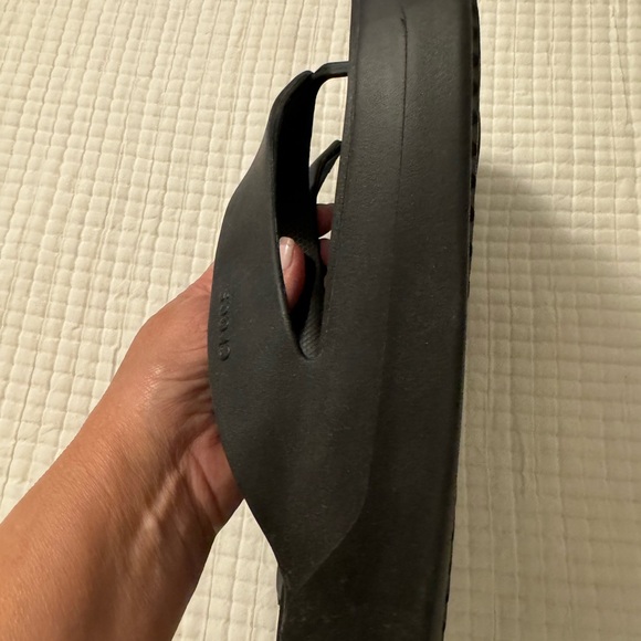 LIKE NEW Women’s Black Crocs Flip Flops Sandals, Size 10 - Picture 3 of 3